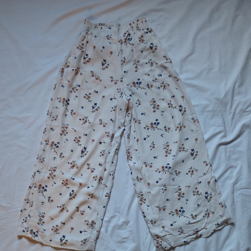 American Eagle Outfitters Floral Patterned Garment